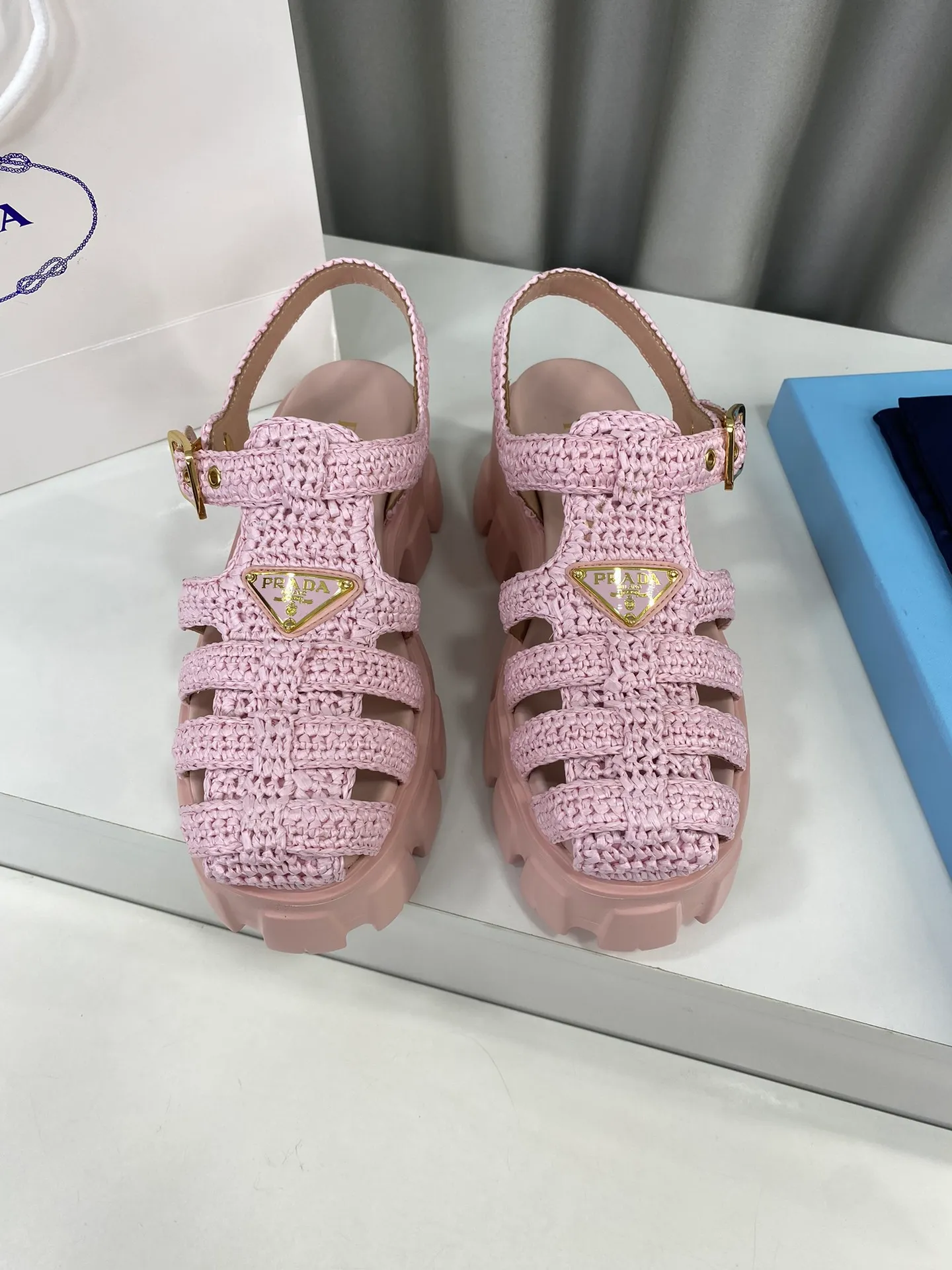 👟👟Ex-factory price 600👟👟 Prada’s latest bamboo cage weaving thick-soled triangle buckle sandals☑️ Latest environmentally friendly PP material, fully handmade crochet, just like knitting sweaters, slow work and meticulous work, retro fashionable thick-soled shoes, with woven uppers, making the whole pair of shoes light and comfortable, bright colors, satisfying a variety of choices for fashionable people with different styles! The iconic metal triangle logo is paired with the shape of ancient beach sandals. Every design element is fashionable! Size: Women's 35-39 (34, 40, custom-made, non-returnable) Full set of counter original packaging